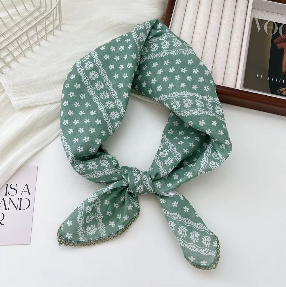 «Skogsblomst» | Lysegrønn bandana med hvite mønster  | 100 % bomull | 58 x 58 cm