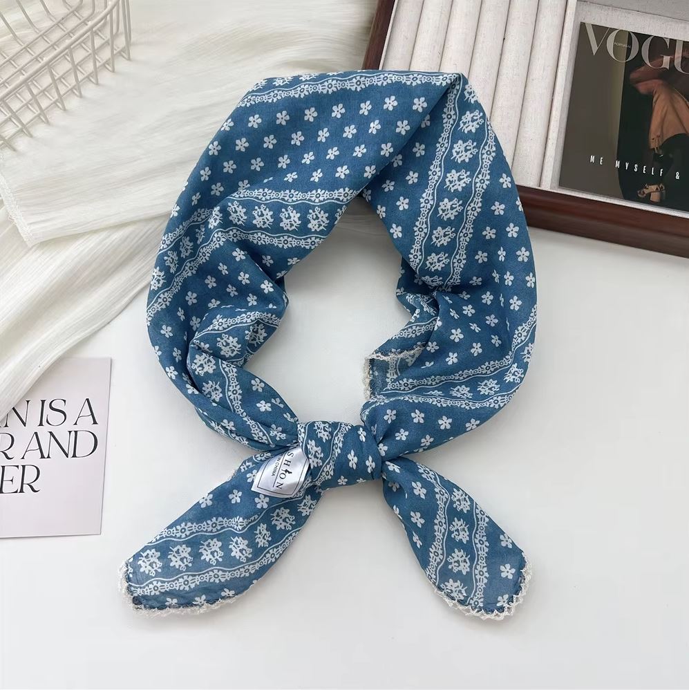 «Blåklokke» | Lyseblå bandana med hvite mønster  | 100 % bomull | 58 x 58 cm