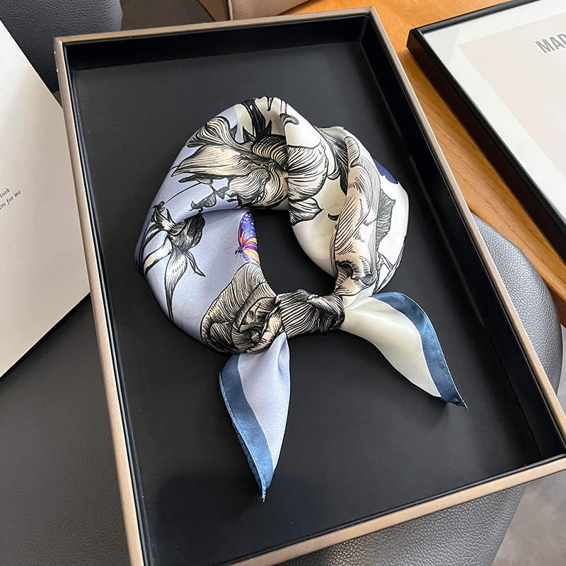 «Lugano» | Silkeskjerf | Hvitt og blått skjerf med lyst mønster | 100 % Silke (53 x 53 cm)