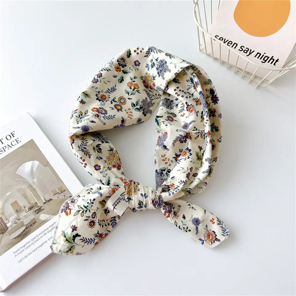 «Gamlebyen» | Lys bandana med flere blomster (70 x 70 cm)