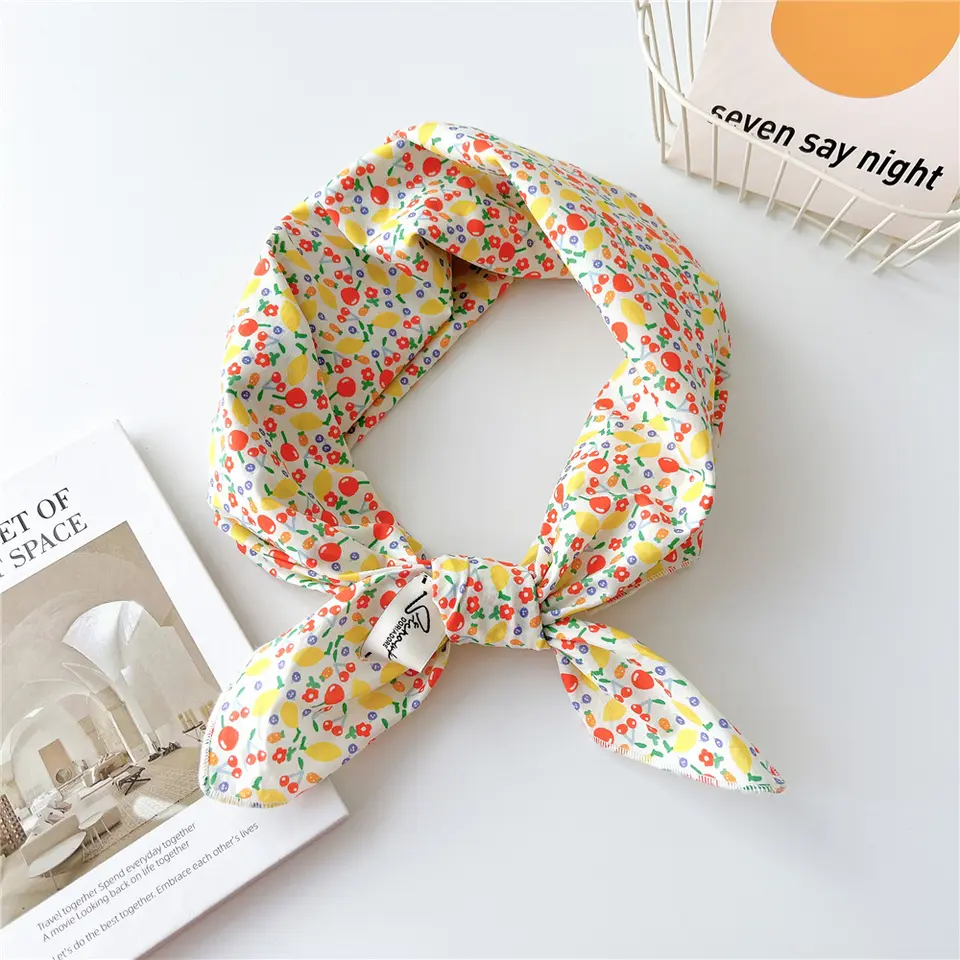 «Frøya» | Hvit bandana med gule, røde og grønne blomster | 100 % bomull | 70 x 70 cm