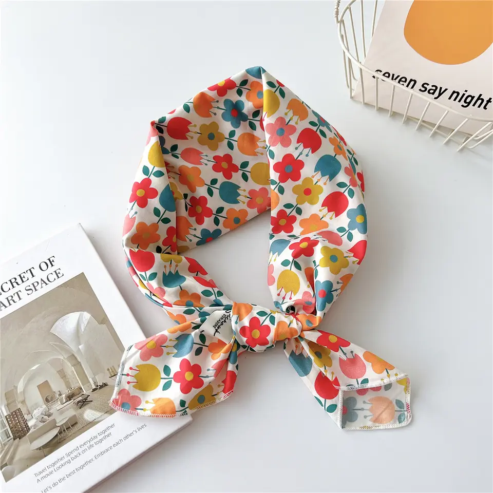 «Amsterdam» | Hvit bandana med tulipaner i forskjellige farger | 100 % bomull | 70 x 70 cm