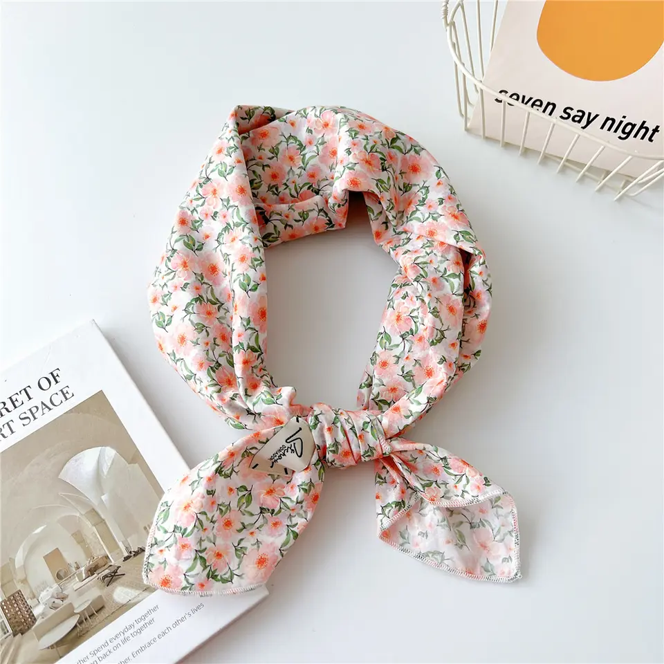 «Sognefjorden» | Lys Bandana med Rosa blomster (70 x 70 cm)