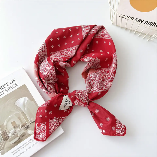 Rød bandana med hvitt Paisley-mønster | 100 % bomull | 70 x 70 cm