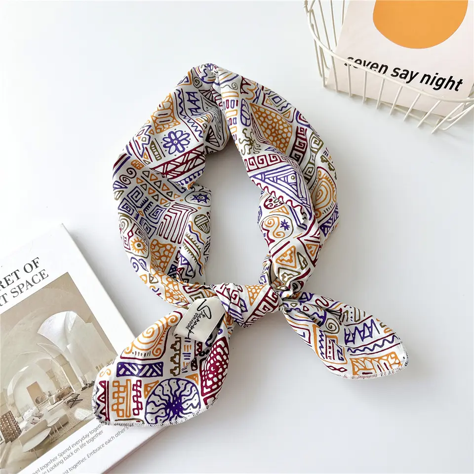 Hvit bandana med flerfarget Paisley-mønster | 100 % bomull | 70 x 70 cm