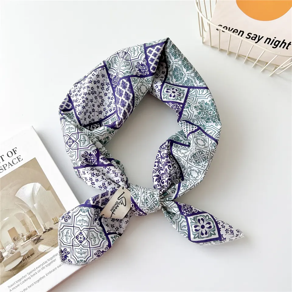 Lys bandana med lilla og grønt Paisley-mønster | 100 % bomull | 70 x 70 cm