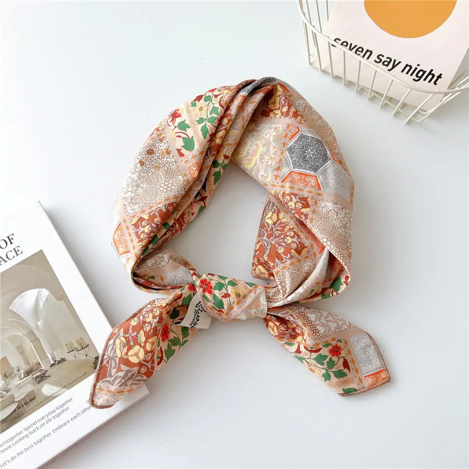 «Telemark» | Ferskenfarget Bandana med mønster | 100 % bomull | 70 x 70 cm