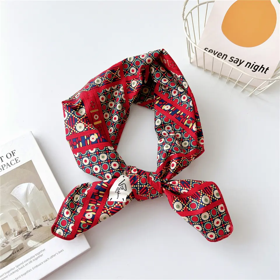 «Grünerløkka Rød» | Rød bandana med runde mønster | 100 % bomull | 70 x 70 cm