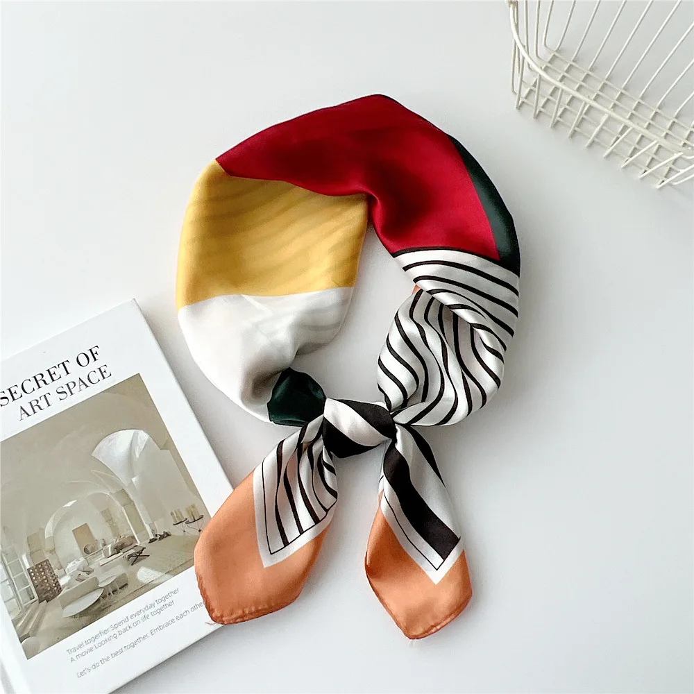 «Lausanne» | Bandana med mønster i flere farger (70 x 70 cm)