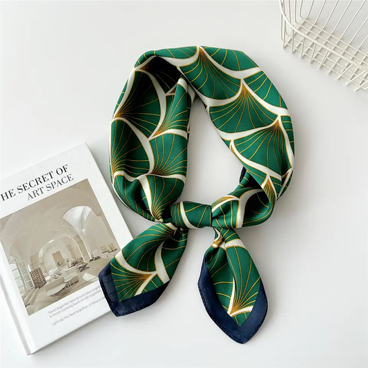 «Praha» | Grønn bandana med klassisk mønster (70 x 70 cm)