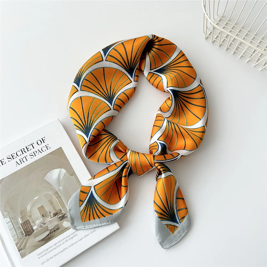 «Budapest» | Oransj bandana med klassisk mønster (70 x 70 cm)