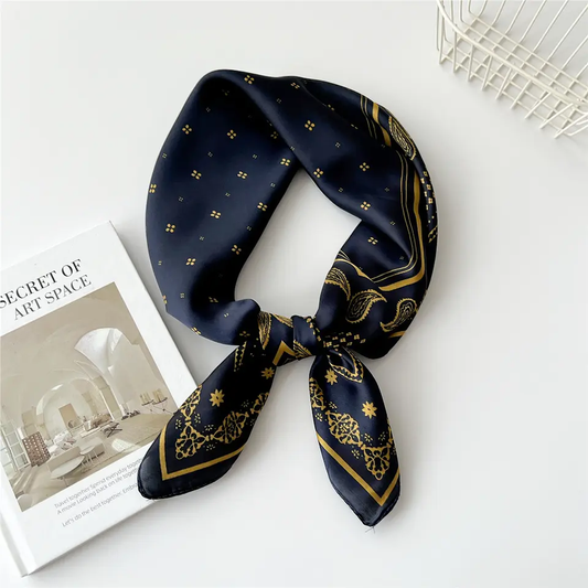 «Dag og natt» | Blå bandana med mønster i gull (70 x 70 cm)