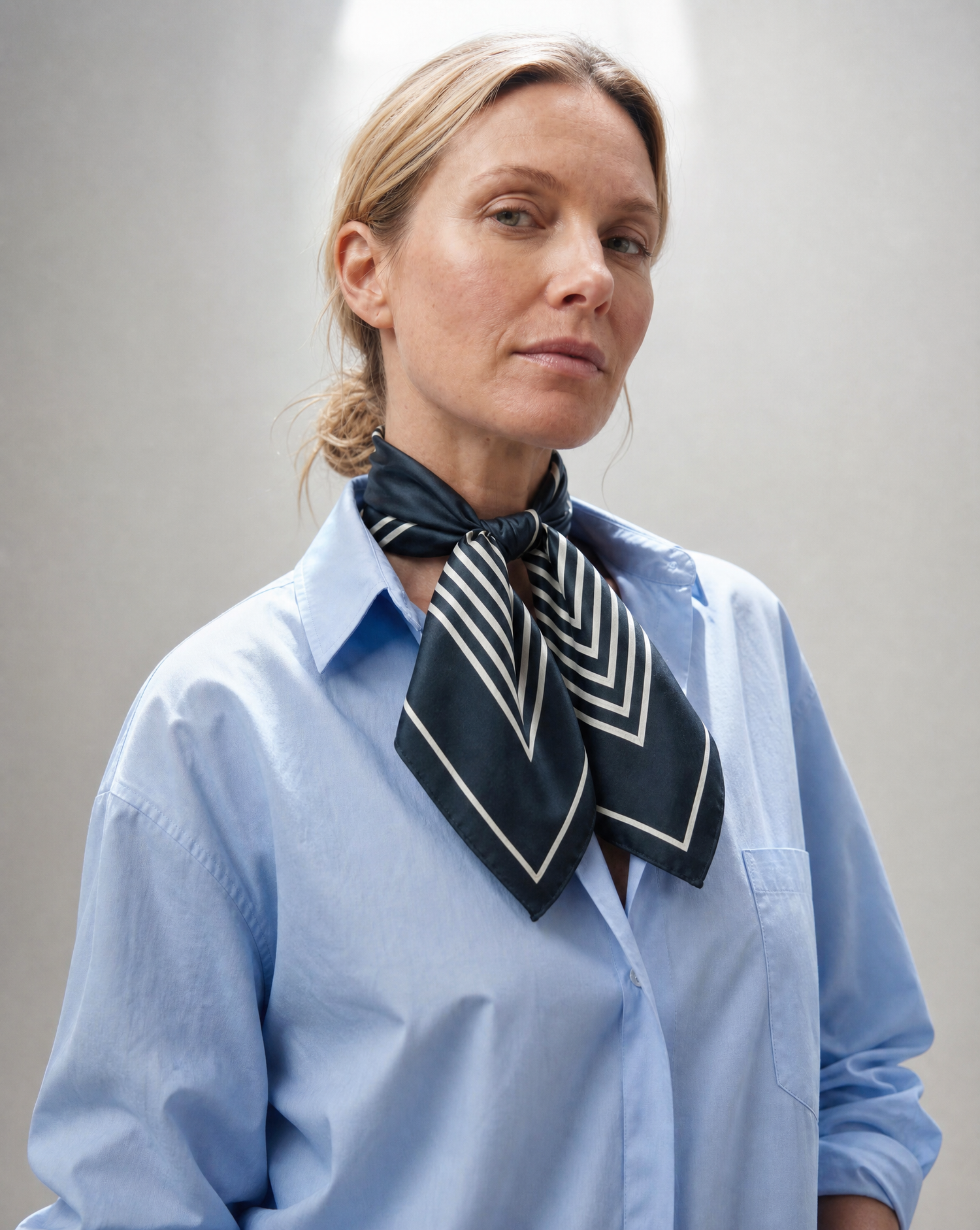 Navy Frame | Håndrullet silkeskjerf
