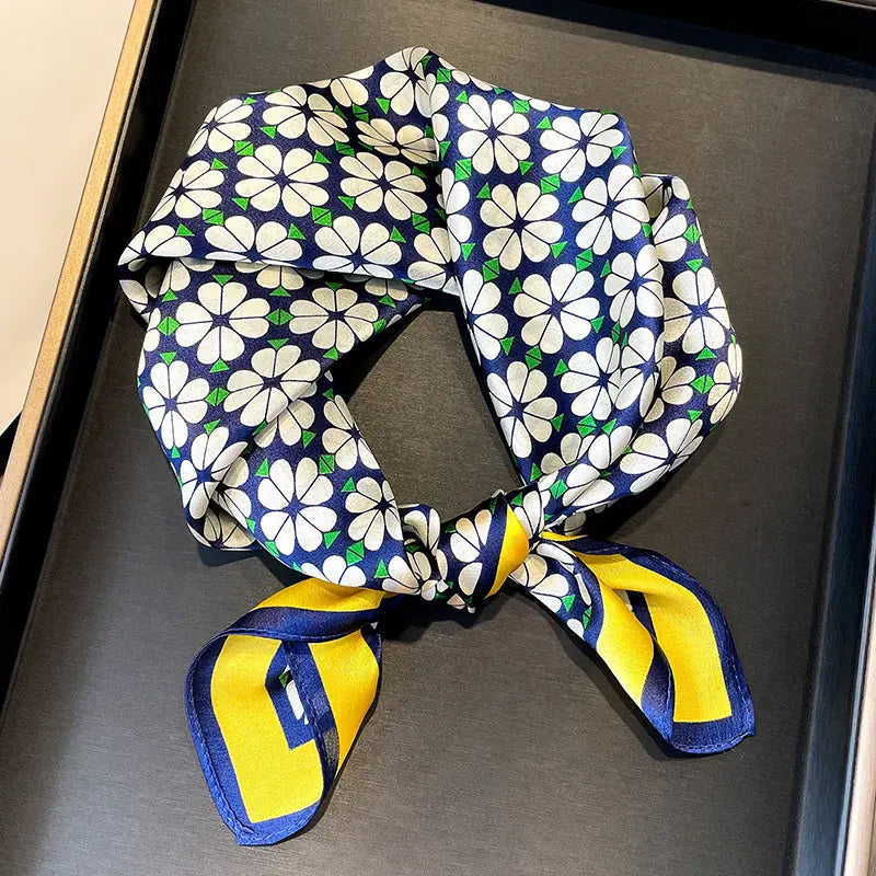 «Stockholm» | Silkeskjerf | Blå og gul med hvite blomster | 100 % Silke (53 x 53 cm)