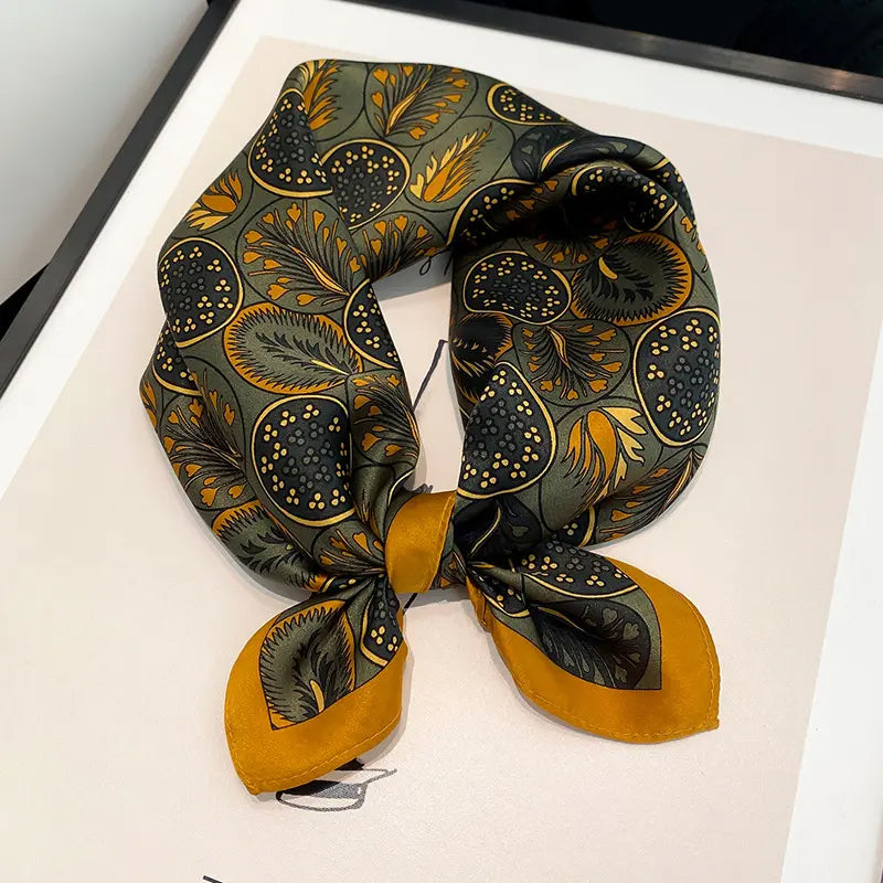 «Marrakech Mørk» | Silkeskjerf | Bandana | Grønn med gult og svart mønster | 100 % Silke (53 x 53 cm)