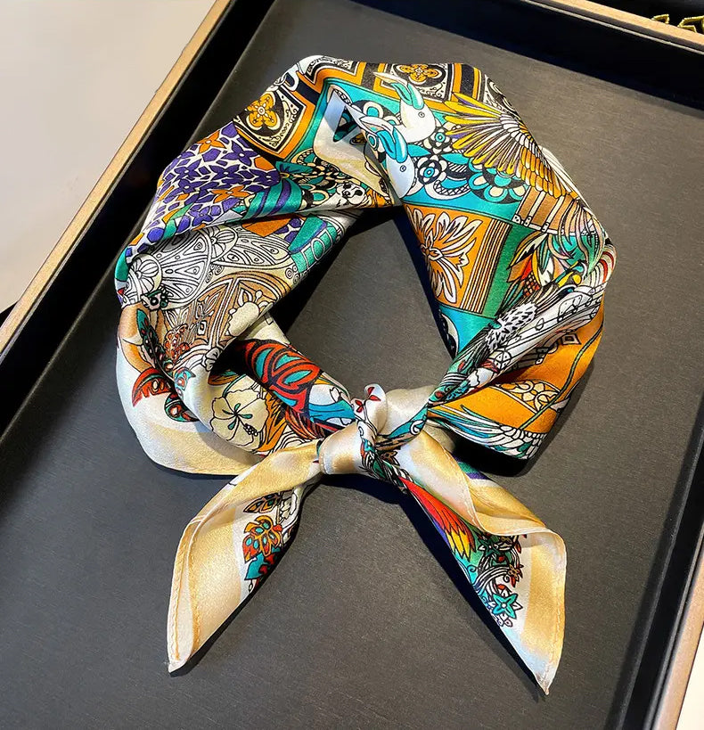 «Safari» | Silkeskjerf | Lys med dyremønster | Silke (53 x 53 cm)