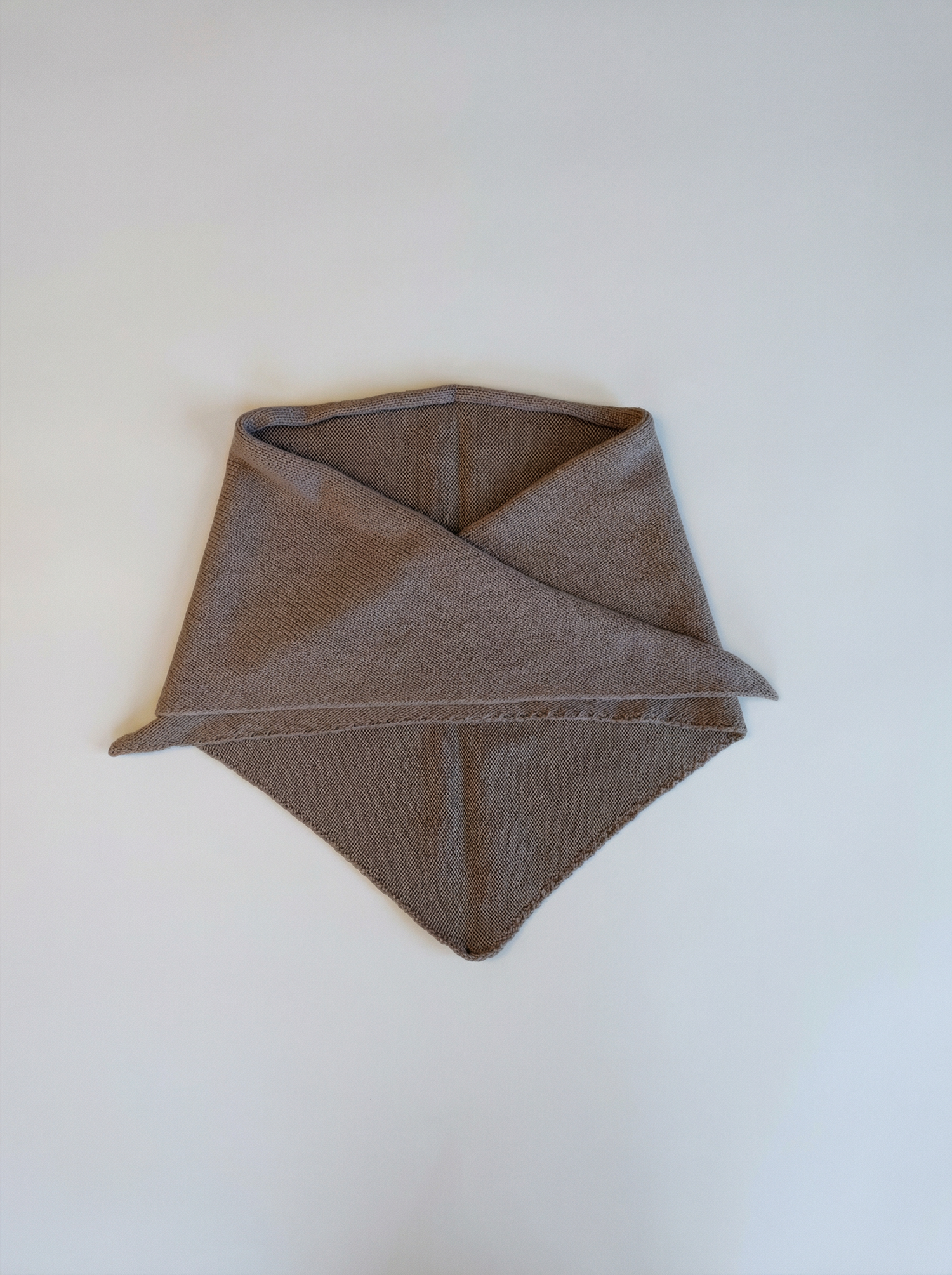 "Lysning" | Lysebrunt triangelskjerf | Ull og kasjmir (110x35)