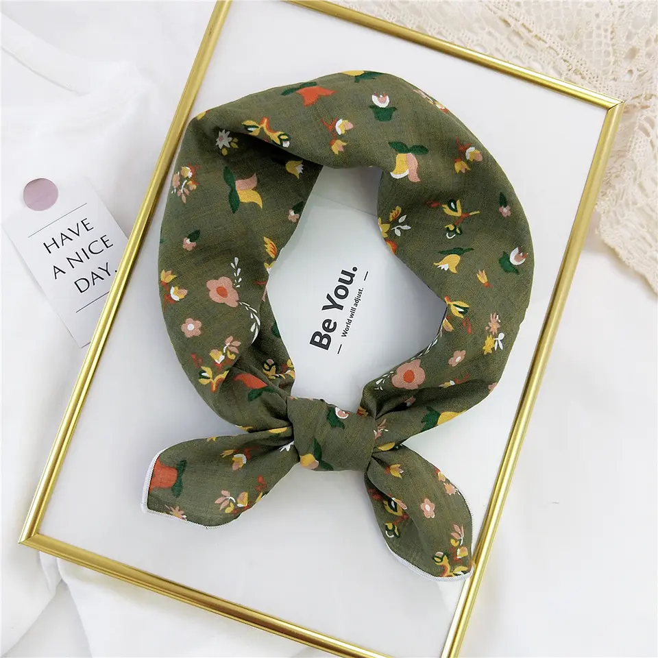 «Vestmarka Grønn» | Grønn Bandana med Rosa, Gule, Røde og Hvite Blomster (55 x 55cm)