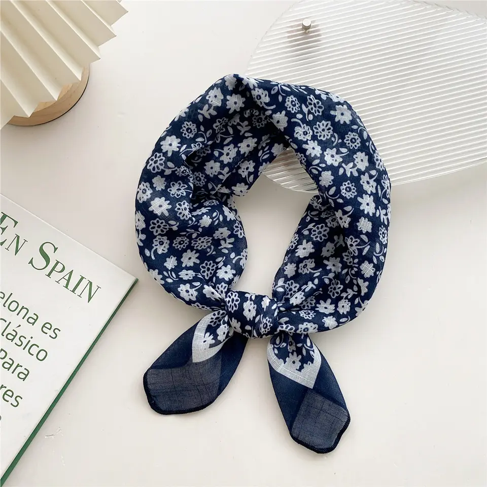 «Malmøya» | Mørkeblå Bandana med Hvite Blomster (58 x 58cm)