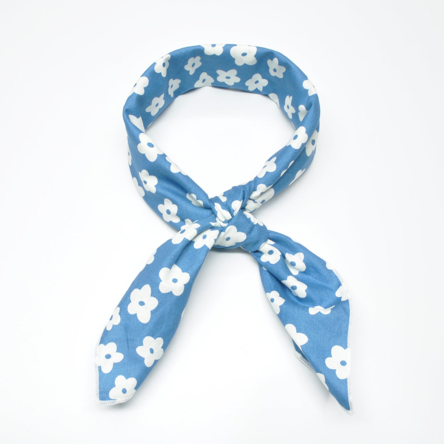 «Silhuett lyseblå» | Lyseblått Bandana med Hvite Blomster (55 x 55cm)