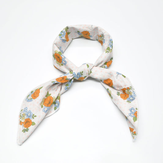 «Retro Hvit» | Hvit Bandana med Oransje Blomster | 100 % bomull | 63 x 63 cm