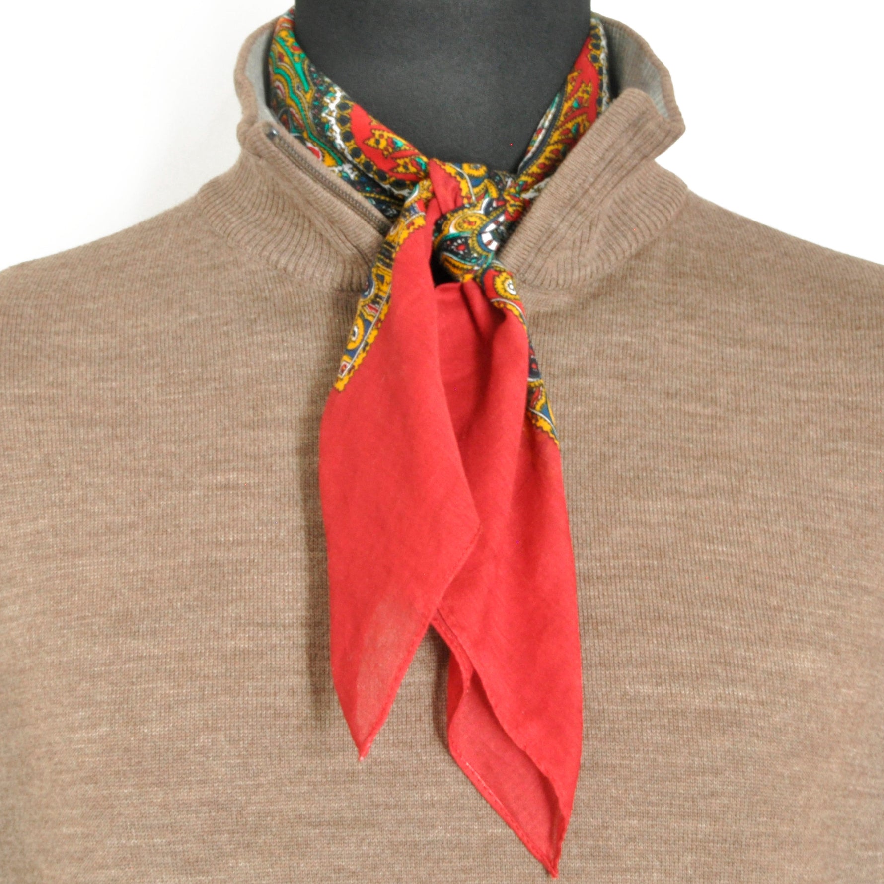 Bandana. Halstørkle med Paisley-mønster. Mørkerød. 100 % bomull.