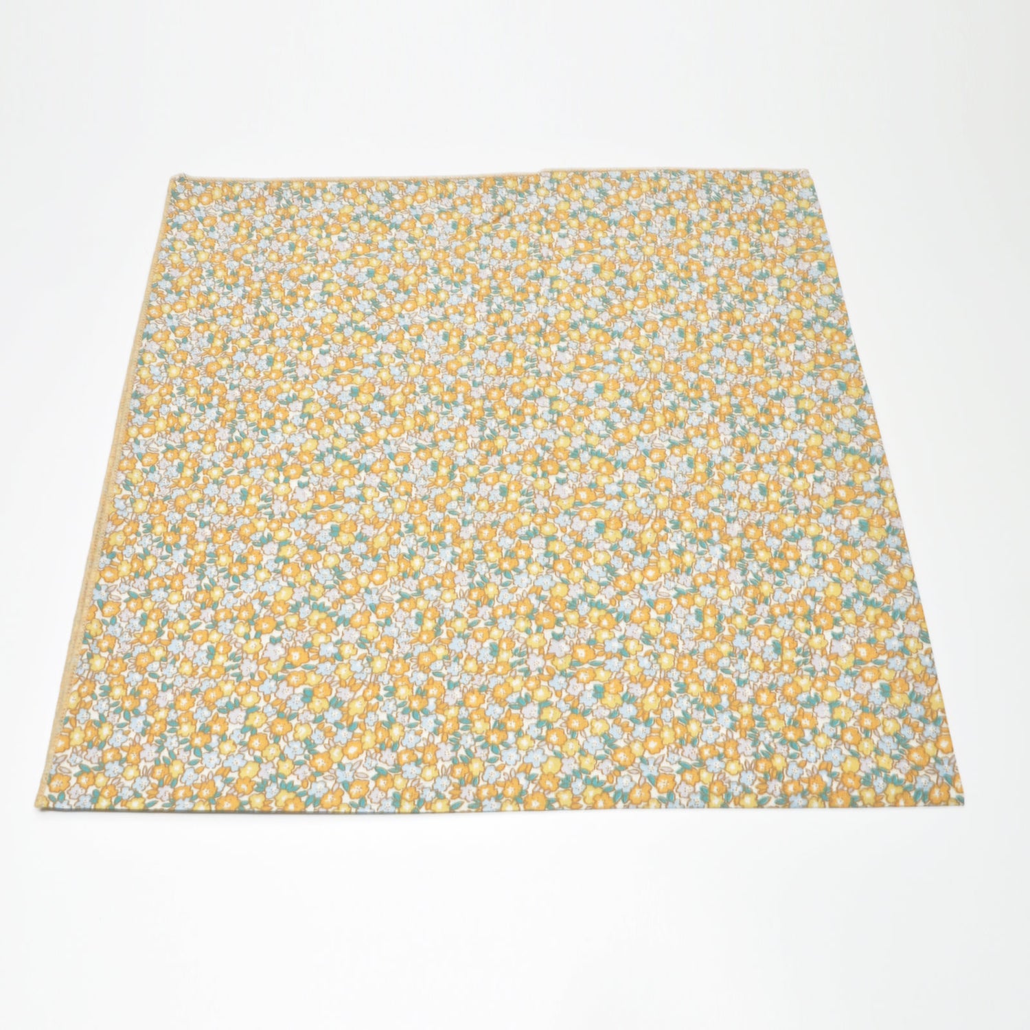 «Blomstereng Gul» | Lys Bandana med Lyseblå og Gule Blomster | 100 % bomull | 63 x 63 cm