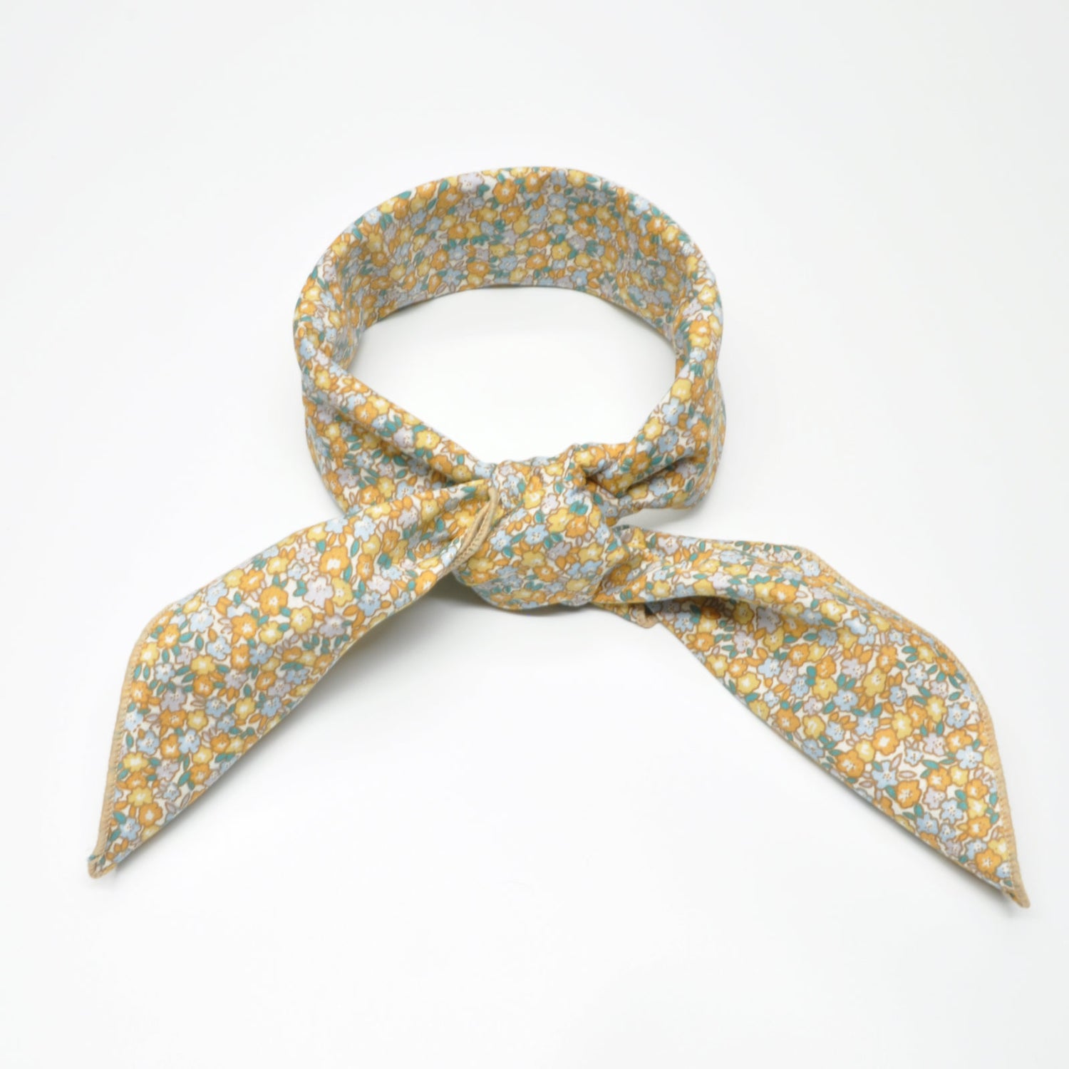 «Blomstereng Gul» | Lys Bandana med Lyseblå og Gule Blomster | 100 % bomull | 63 x 63 cm