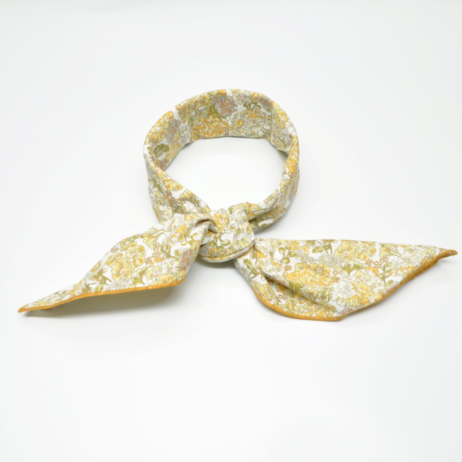 «English Garden Gul» | Lys Bandana med Blomstermønster | 100 % bomull | 63 x 63 cm