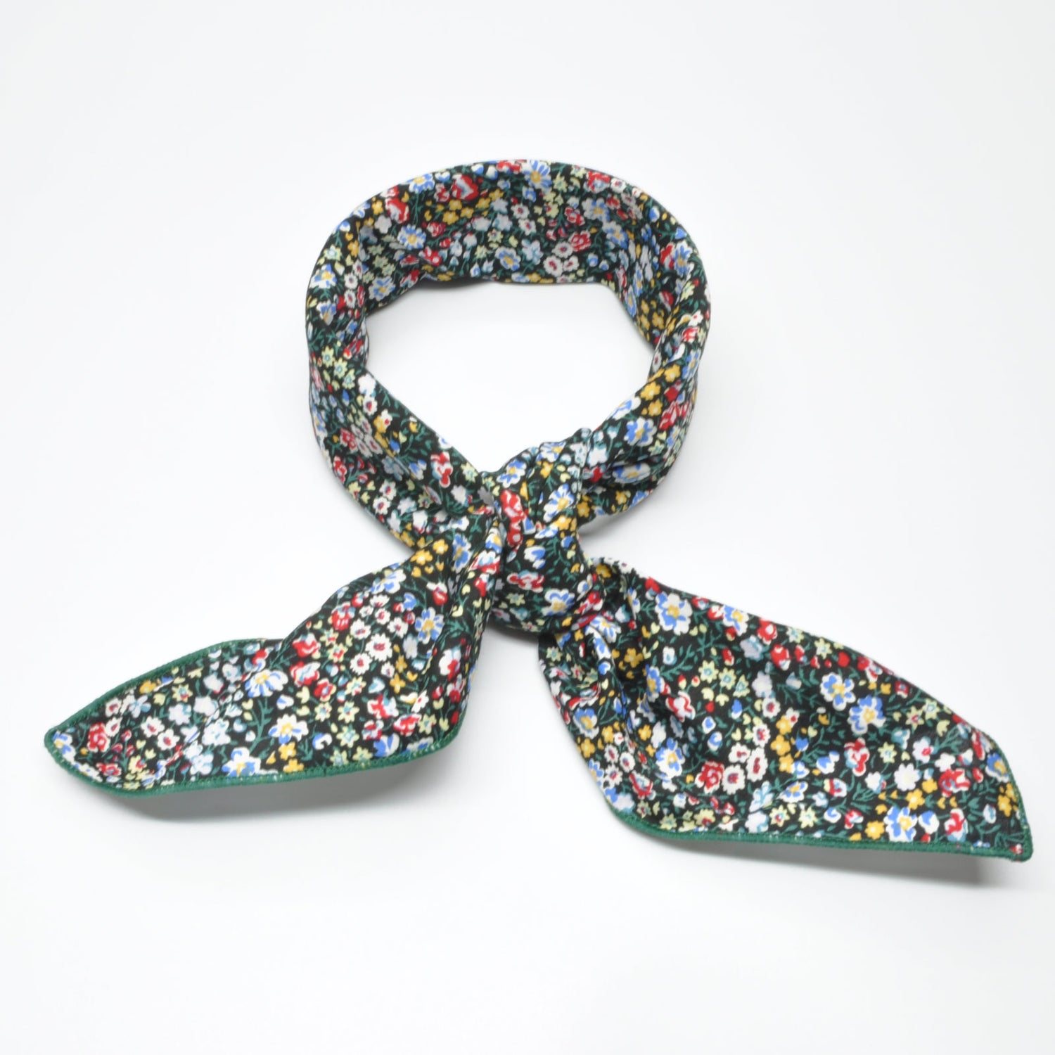 «Blomstereng multi» | Mørk Bandana med Lyseblå, Rød og Gule Blomster | 100 % bomull | 63 x 63 cm