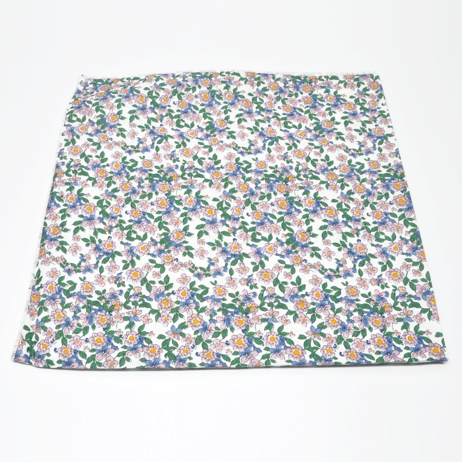 «Vårblomst Blå» | Hvit Bandana med Blå og Rosa Blomster | 100 % bomull | 63 x 63 cm