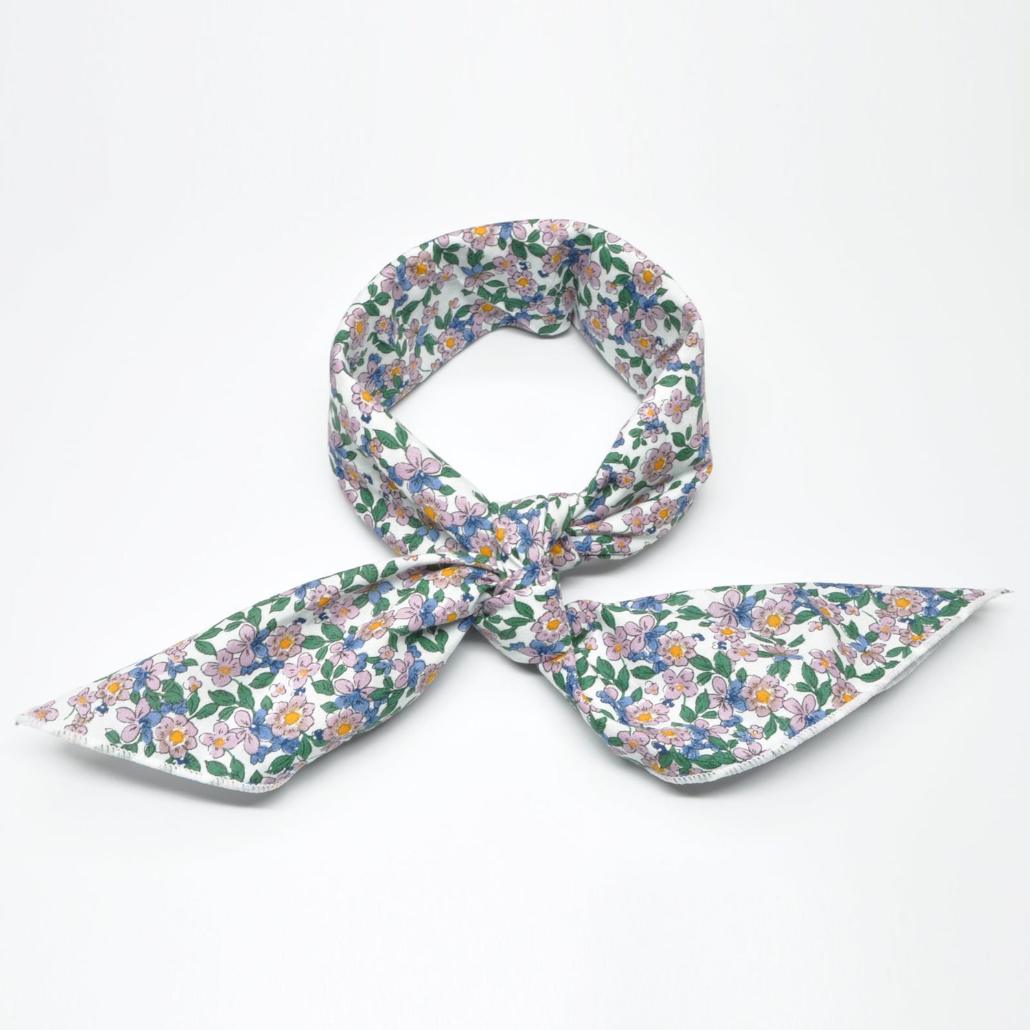 «Vårblomst Blå» | Hvit Bandana med Blå og Rosa Blomster | 100 % bomull | 63 x 63 cm