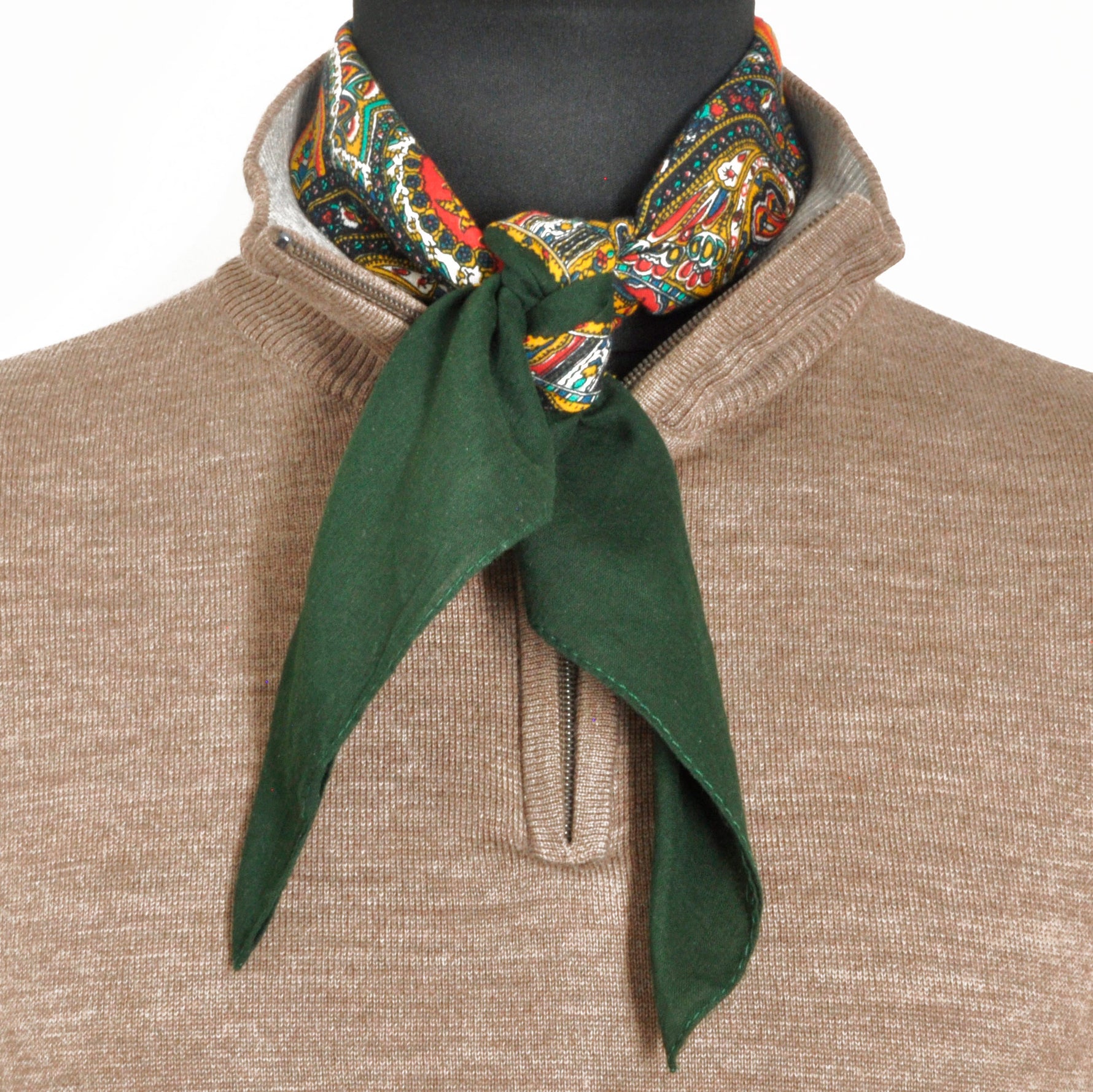 Bandana. Halstørkle med Paisley-mønster. Grønn. 100 % bomull.