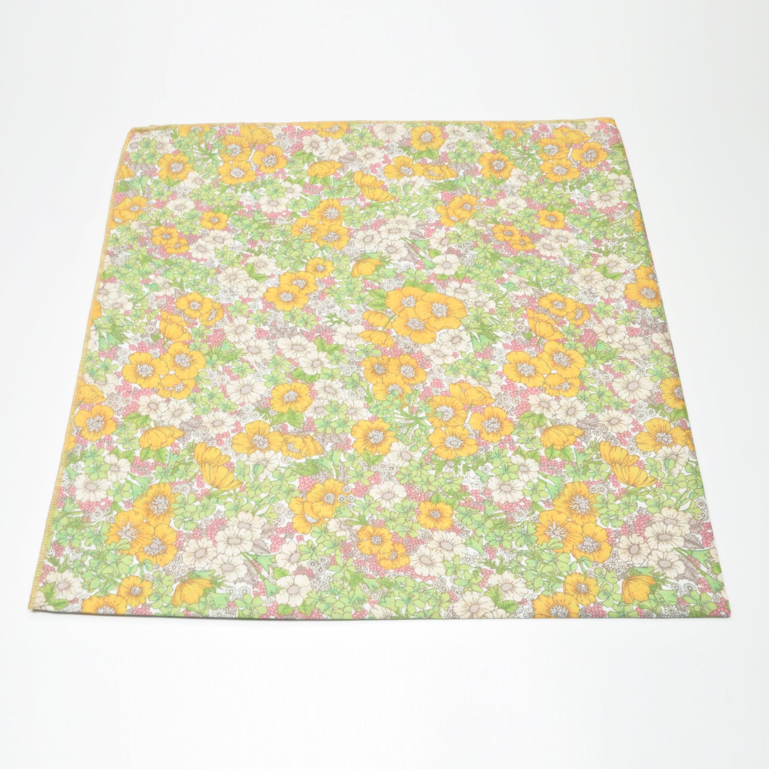 «Fransk Hage Pastell» | Blomstret Bandana i Lysegrønn, Gul, Hvit og Rosa mønster | 100 % bomull | 63 x 63 cm