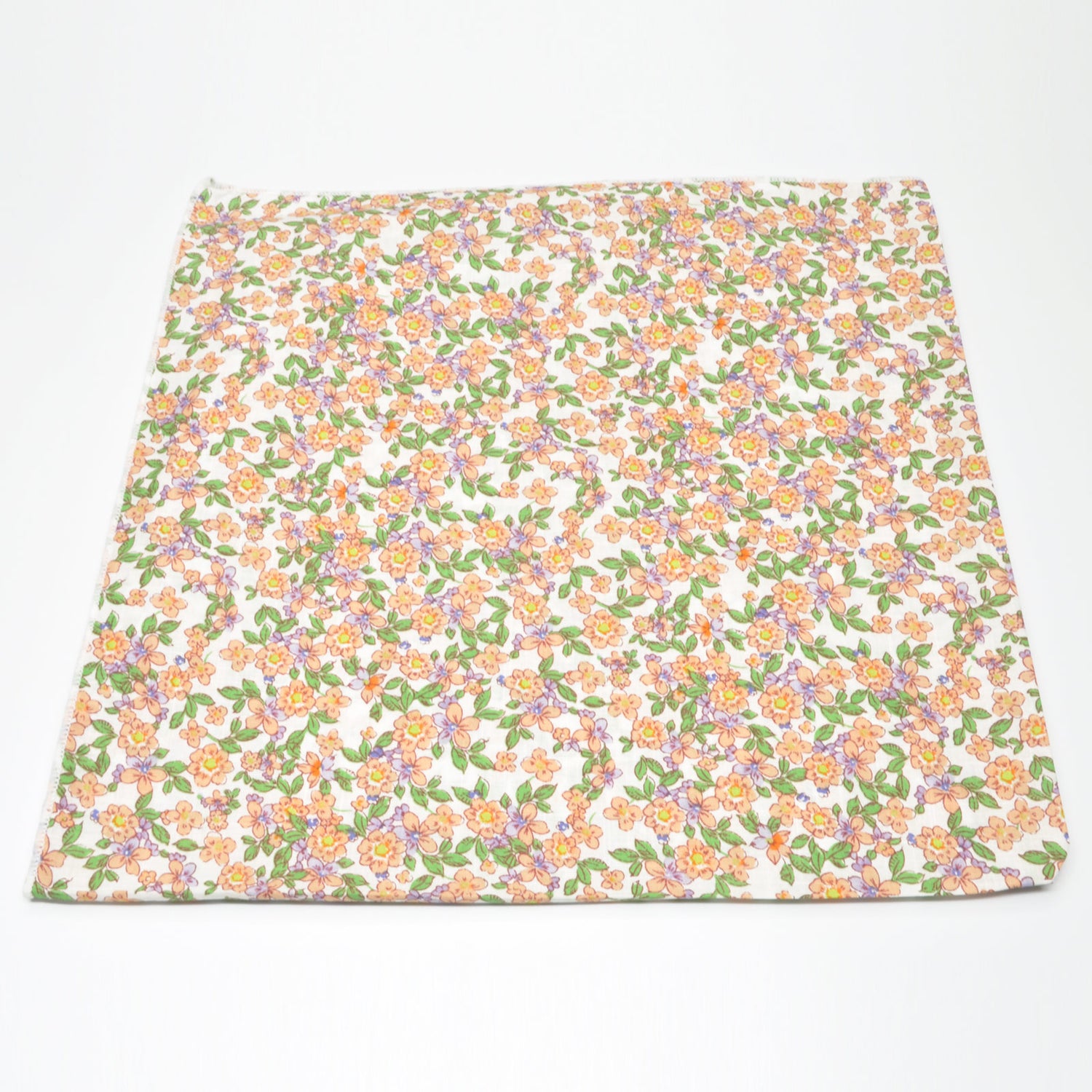 «Vårblomst Pastell» | Lys Bandana med Rosa Blomster | 100 % bomull | 63 x 63 cm