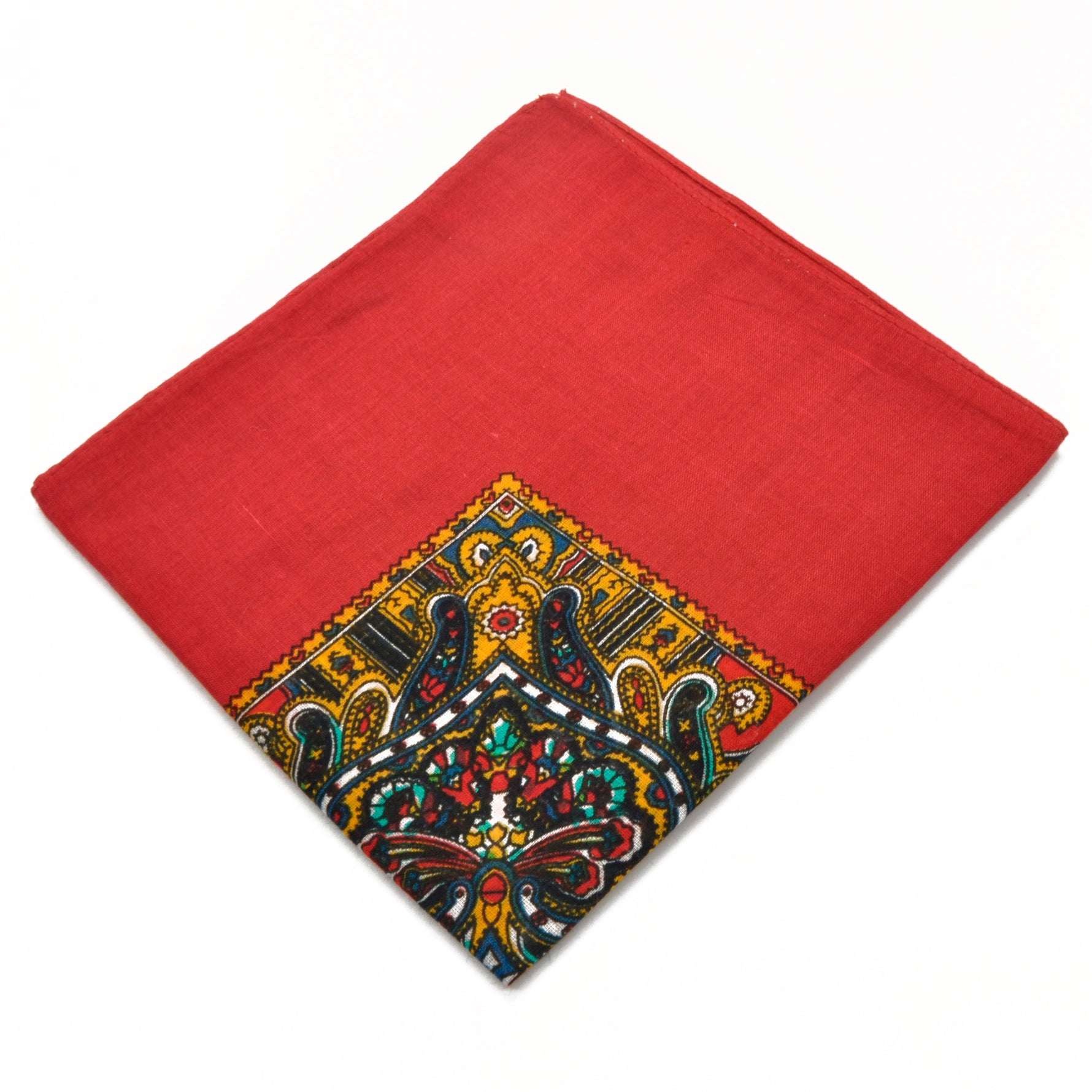 Bandana. Halstørkle med Paisley-mønster. Mørkerød. 100 % bomull. Brettet.