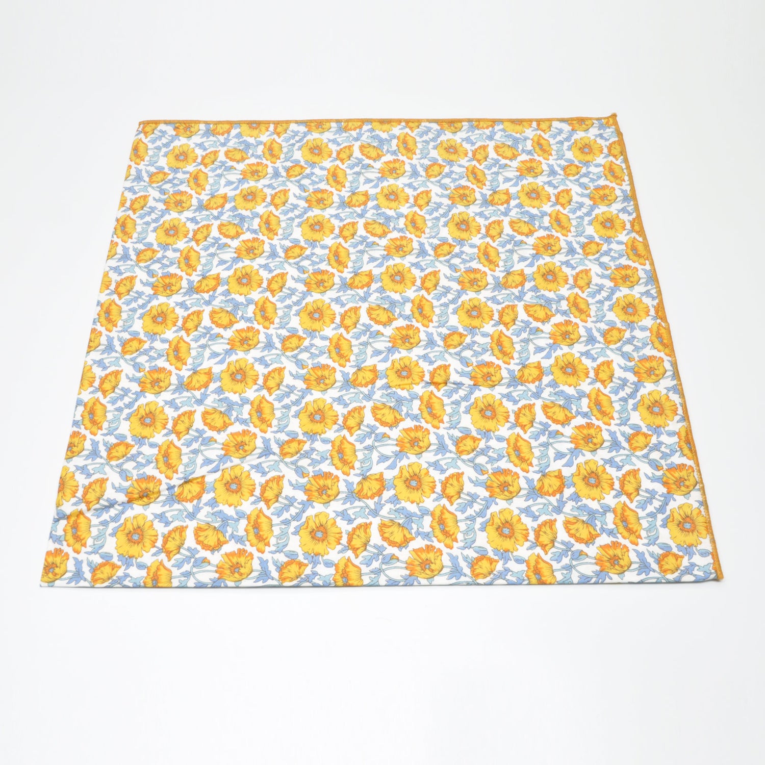 «Valmue Gul» | Mønstret Bandana i Gul og Blå | 100 % bomull | 63 x 63 cm